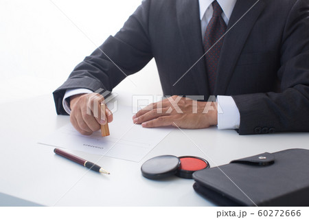 契約をするビジネスマン 60272666