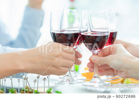 パーティー 乾杯 パーティー 乾杯 60272686