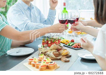 パーティー 乾杯 パーティー 乾杯 60272688