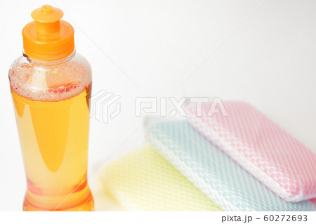 洗剤とスポンジ 食器洗いのイメージ 洗剤とスポンジ 食器洗いのイメージ 60272693