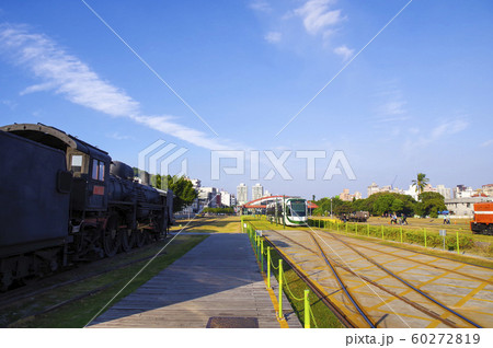 高雄の港湾部を走るライトレール 60272819