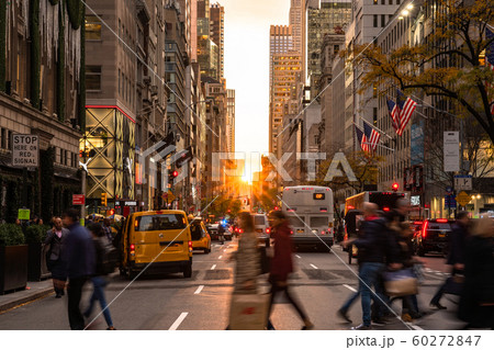 《ニューヨーク》マンハッタン・ミッドタウン5番街の夕暮れ 《ニューヨーク》マンハッタン・ミッドタウン5番街の夕暮れ 60272847