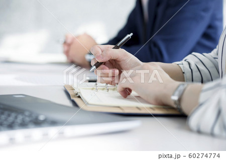 ビジネス面接打合せイメージ ビジネスパーソン手元 ビジネス面接打合せイメージ ビジネスパーソン手元 60274774