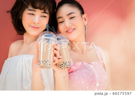 女子会　ライフスタイル　タピオカミルクティー 60275597