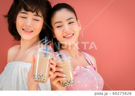 女子会　ライフスタイル　タピオカミルクティー 60275626