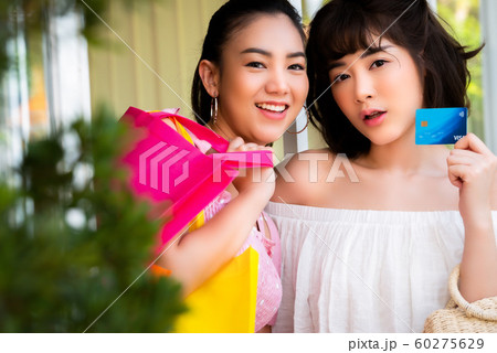 女性　ショッピング　クレジットカード 60275629