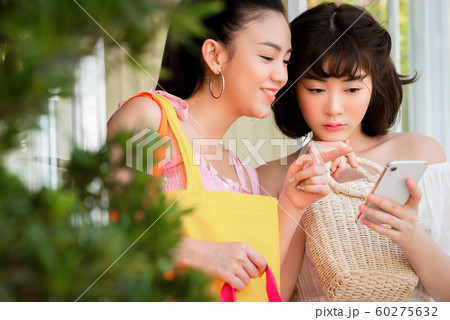 女性　ライフスタイル　お出かけ 60275632