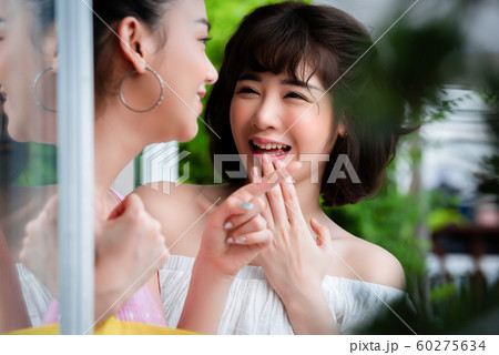 女性　ショッピング 60275634