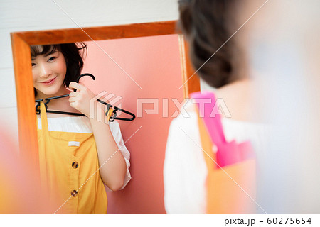 女性　ショッピング 60275654