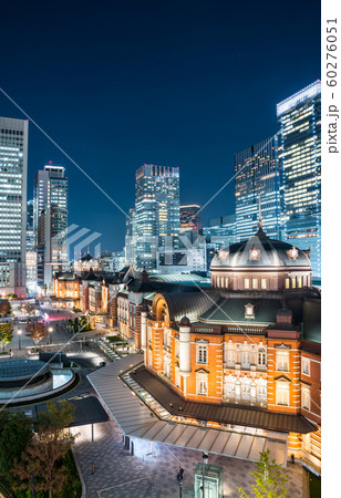 東京駅舎と夜の街並み風景 （東京都千代田区丸の内） 2019年11月撮影 60276051