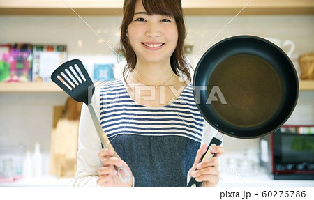 キッチンで調理する女性イメージ 60276786