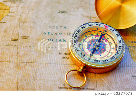 方位磁石と地図 60277073
