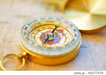 方位磁石と地図 60277076