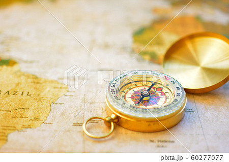方位磁石と地図 60277077