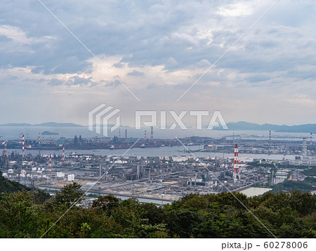 岡山県倉敷市鷲羽山から見る水島工業地帯と瀬戸内海 60278006