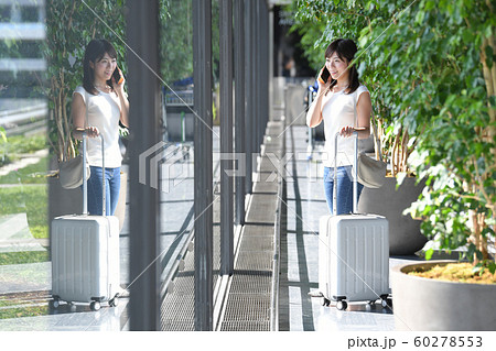 空港 窓辺 女性 スマホ 空港 窓辺 女性 スマホ 60278553