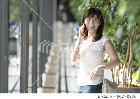 空港　窓辺　女性　スマホ 60278556