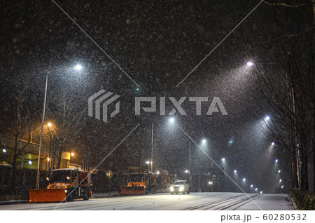 韓国の風景 冬 道 60280532