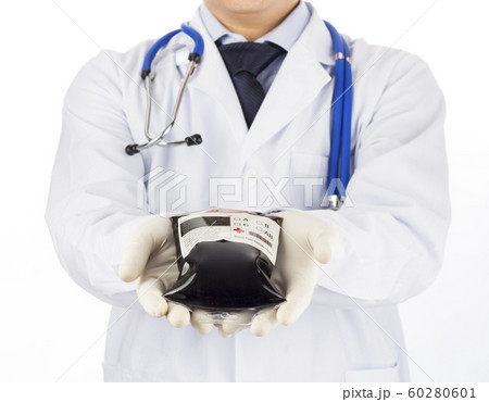 doctor hold blood bag to accept the donation 60280601
