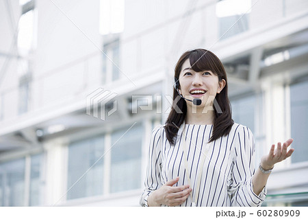 プレゼンテーションイメージ　ビジネスウーマン 60280909