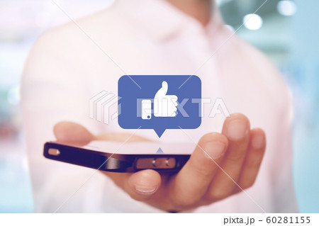 スマートフォンで親指 いいねのマーク SNS like, thumb up smartphone スマートフォンで親指 いいねのマーク SNS like, thumb up smartphone 60281155