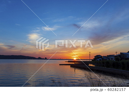 東郷湖の夕景 60282157