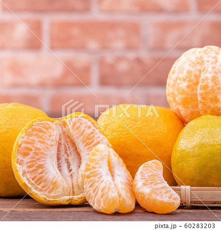 オレンジ色 オレンジ 橙 60283203