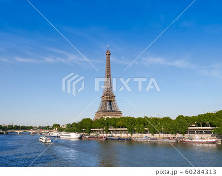 パリ　エッフェル塔とセーヌ川 60284313