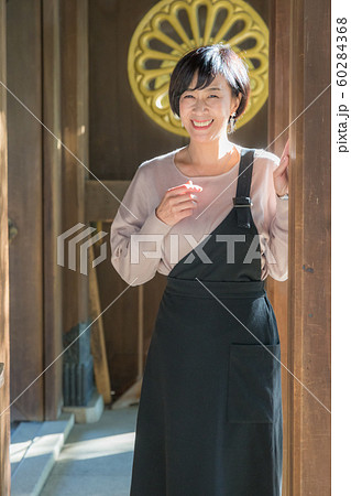 外人旅行者向けの神社参拝、お参りマニュアル用、観光用 60284368