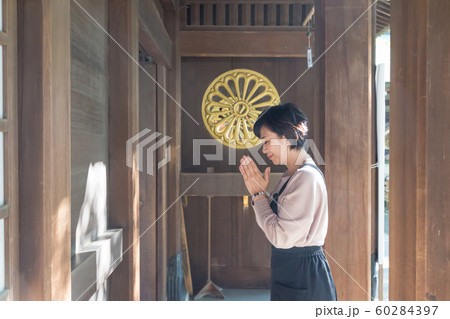 外人旅行者向けの神社参拝、お参りマニュアル用、観光用 60284397