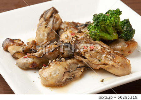 牡蠣のバター醤油炒め 60285319