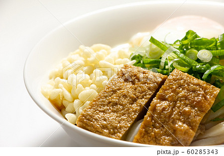 じゃこ天(愛媛県南予地方の特産品の魚肉練り製品)トッピングぶっかけうどん(冷)。(白バック) 60285343