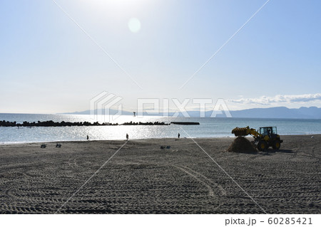 秋の湘南ひらつかビーチパーク 海岸清掃の写真素材