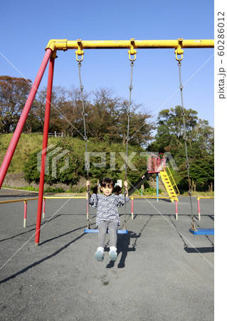 ブランコで遊ぶ幼児(5歳児) ブランコで遊ぶ幼児(5歳児) 60286012