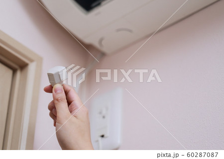 節約 (節電 冷房 暖房 コンセント プラグ 人物 主婦 手 顔なし ボディパーツ コピースペース) 60287087