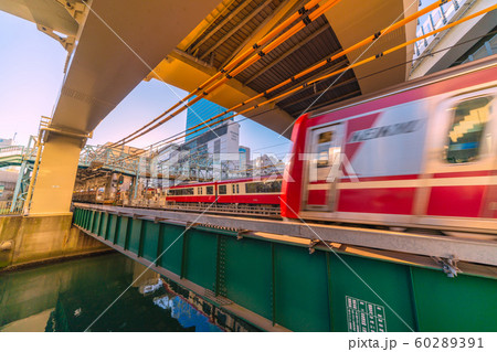 日本の横浜都市景観 横浜駅や夕日を浴びる電車などを望む 日本の横浜都市景観 横浜駅や夕日を浴びる電車などを望む 60289391