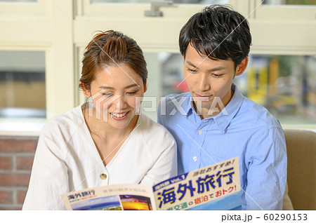 カップル・夫婦　海外旅行の計画 60290153