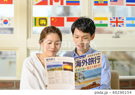 カップル・夫婦　海外旅行の計画 60290154