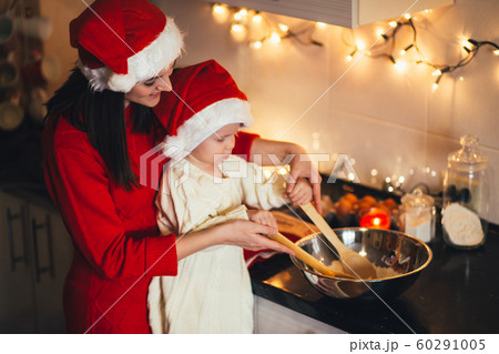 Mother and daughter making Christmas cookies. 60291005