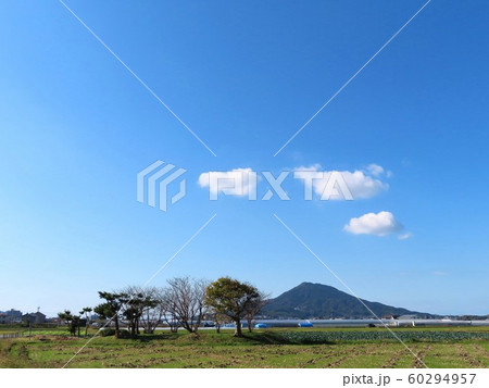 志登史跡墓群と可也山（福岡県糸島市） 60294957