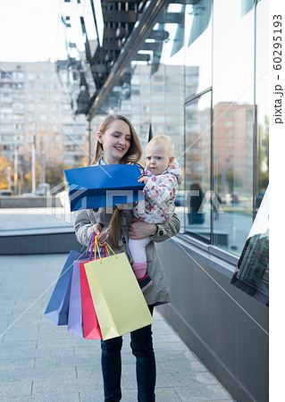 Happy young mother with little daughter on the 60295193
