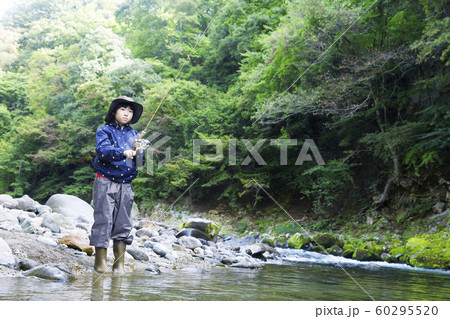 渓流釣りイメージ　釣りをする子供 60295520