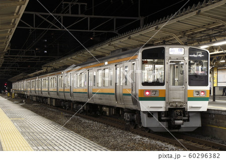 熱海駅に停車中の東海道本線211系電車(熱海⇔静岡-島田) 熱海駅に停車中の東海道本線211系電車(熱海⇔静岡-島田) 60296382