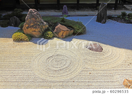 大蔵経寺の庫裡から見る枯山水庭園 60296535