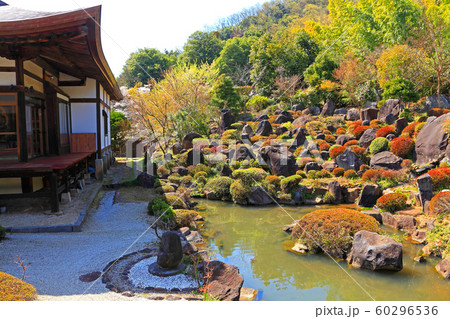 大蔵経寺の庫裡から見る池泉式庭園 大蔵経寺の庫裡から見る池泉式庭園 60296536