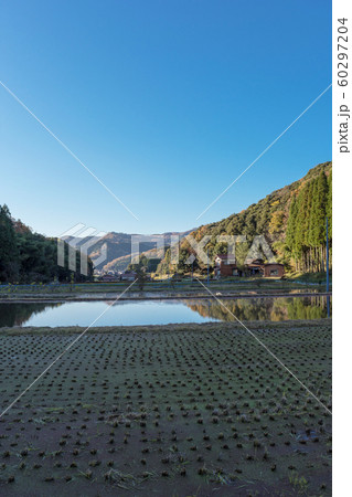 晩秋の農村風景 60297204