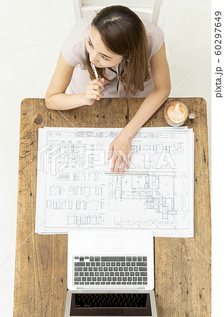 リノベーションの構想を練る女性　ビジネスシーン 60297649