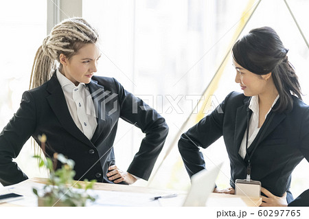 ビジネス　ライバル企業ファイティングポーズ外資系キャリアウーマン 60297765