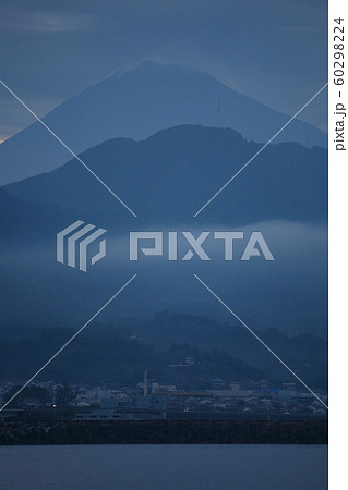 富士山－由比ガ浜－夜明け【静岡県静岡市】 60298224