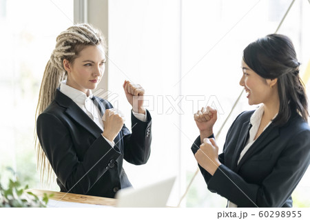 ビジネス　ライバル企業ファイティングポーズ外資系キャリアウーマン 60298955